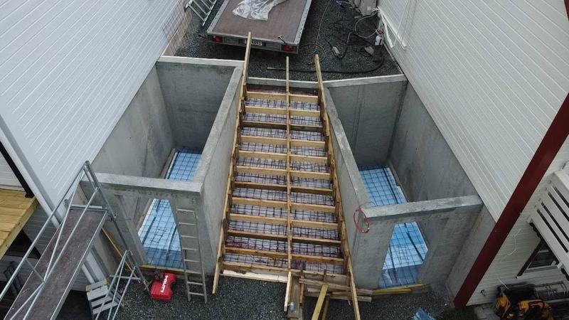 Høye plasstøpte betongvegger med forskaling for trapp