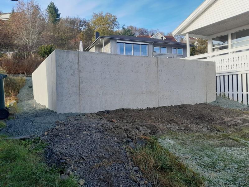 Høy og lang plasstøpt betongvegg