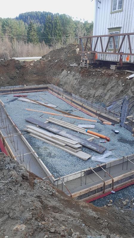 Forskaling og armering av fundament til grunnmur i Stjørdal